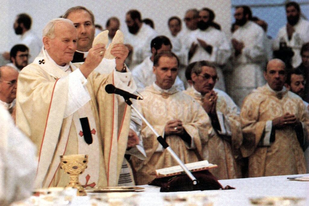 el Papa en la Eucaristia 1988